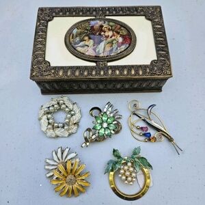 Vtg PNCW Ornate Trinket Box & 5 Vintage Brooches